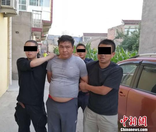 7月21日下午5时,随着兰州市公安局城关分局缉毒英雄们的凯旋,“12?13”特大贩毒案告破。图为缉毒警抓获贩毒犯罪嫌疑人。 冯忠海 摄