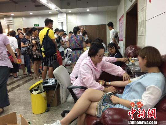 杭州市民正在献血。　张斌 摄
