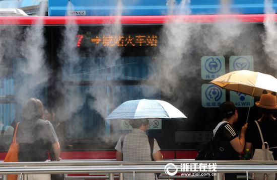 近期，杭州酷热，灵隐公交站启动“喷雾降温系统”。（来源：浙江在线）