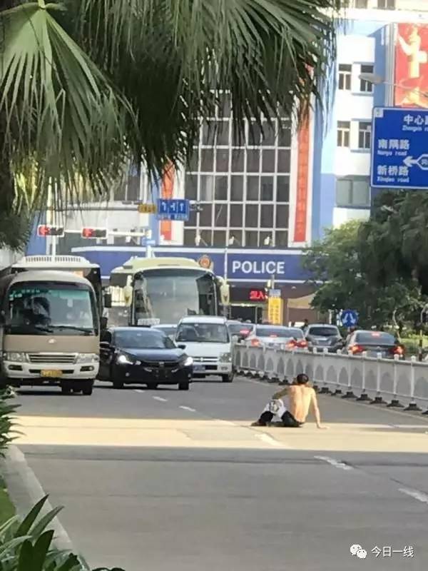 除此以外该男子还站到车前，旁若无人地坐着怪异举动，气氛一度很尴尬。（男子走到巴士前摇摆双手向下弯腰）