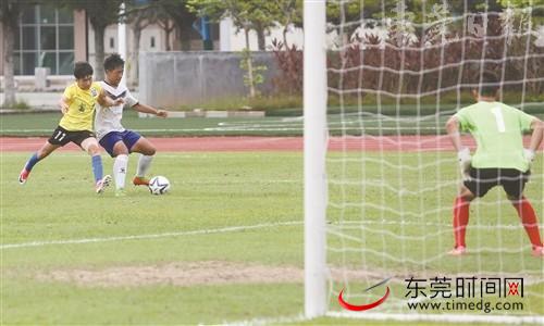 核心球员何龙海缺席,麻涌2:0战胜富力足校(记者 郑琳东 摄)