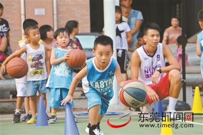6岁的邱正杰学篮球2年，已成为球队中的“小球星” 记者 陈栋 摄