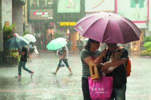 
													 　　昨日傍晚广州突降暴雨。北京路步行街上，一对父母在雨中安抚怀中受雷声惊吓的婴儿。信息时报记者 朱元斌 实习生 陈迟 摄
												