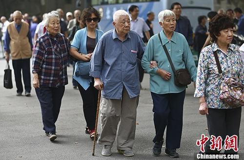 资料图：南京一所高校的退休教师们参加活动。 中新社记者 泱波 摄