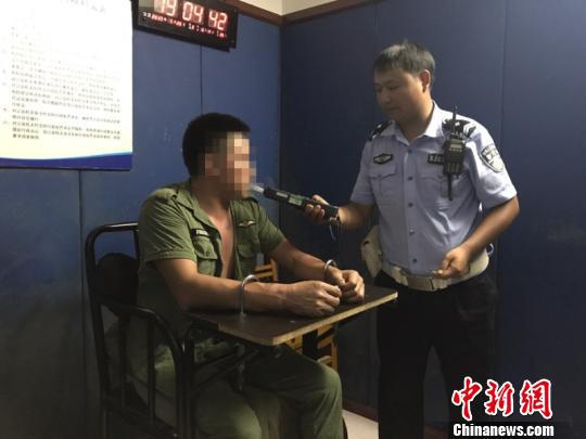     男子接受警方酒精测试　西交宣　摄
