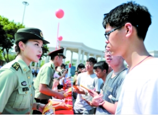 征兵适龄青年报名仪式在花都区政府广场举行,年轻人正在现场咨询。广报全媒体记者邱伟荣摄