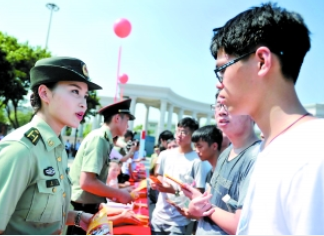 征兵适龄青年报名仪式在花都区政府广场举行，年轻人正在现场咨询。广报全媒体记者邱伟荣摄