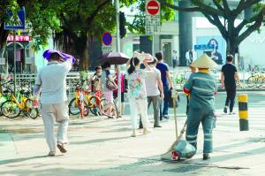 
													 　　昨日广州气温高达37℃，地王广场前，不少行人用手上的物件遮挡刺眼的阳光。实习生 陈迟 信息时报记者 朱元斌 摄
												