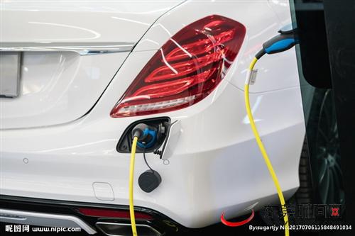 新能源汽车在充电 网络图片