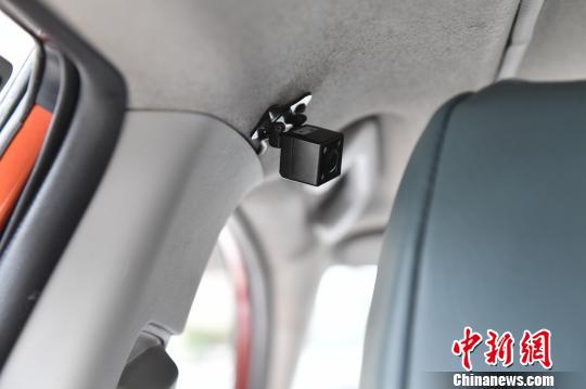 出租车驾驶室内后排乘客座位左上角安装一枚方型微型摄像头。　陈骥旻 摄