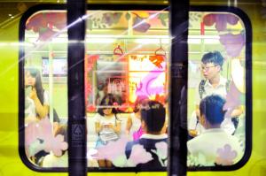 　　昨日，在广州地铁1号线女性车厢上，仍看到里面有一些男性乘客。