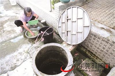 居民们直接从古井里打水洗菜 通讯员供图