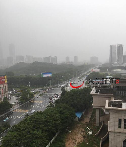 今天（8月4日）中午12时50分，南城下起暴雨并伴有雷电