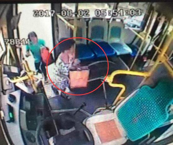 　　视频监控发现小男孩独自一人去乘坐公交车