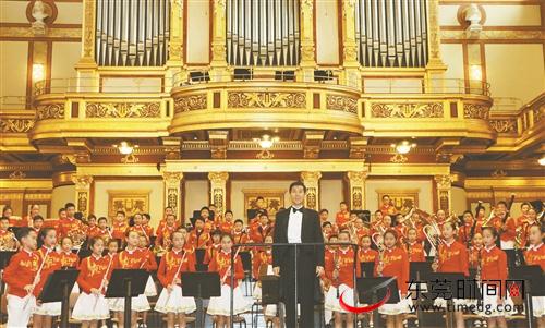 日前，在维也纳举行的2017第五届世界乐团艺术节上，虎门外语学校管乐团在比赛中喜获国际“金奖” 虎外供图