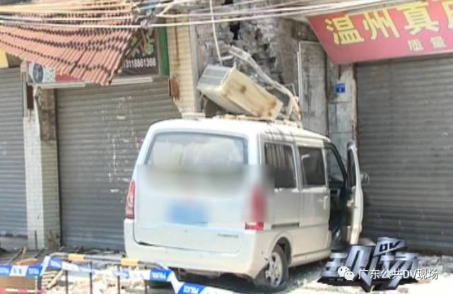 不少街坊表示,所幸事发当时,两栋居民楼里面都没人居住,很快,交警部门赶到现场处理。