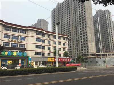 商丘市政法干校家属院因其南面要建高层小区,将影响采光,与开发商产生纠纷,之后家属院被雇用来的大妈们骂了几天。 商丘市政法干校家属院因其南面要建高层小区,将影响采光,与开发商产生纠纷,之后家属院被雇用来的大妈们骂了几天。