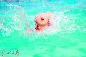 泳池水质合格，泳客才能游得放心。 广州日报全媒体记者卢政摄