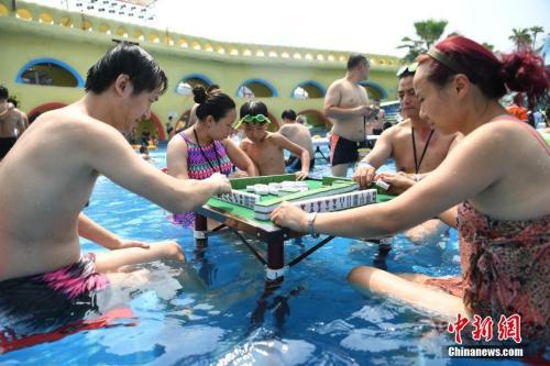 资料图:2017年8月2日,重庆洋人街一水上乐园举行夏季消暑活动,其中水中玩麻将吸引不少游客参与。陈超 摄 2017年8月2日,重庆洋人街一水上乐园举行夏季消暑活动,其中水中玩麻将吸引不少游客参与。