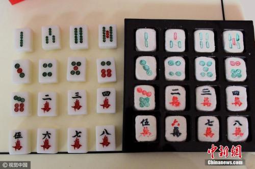 资料图:真实麻将和“汤圆麻将”。 王登虎 摄 图片来源:视觉中国 真实麻将和“汤圆麻将”。