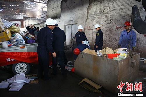 资料图:青海集中销毁10.2万件侵权盗版及非法出版物。图为文化执法人员清点侵权盗版及非法出版物,准备销毁。其实,一些作品的电子版权也与其实体书一样,遭遇侵权问题。<a href='http://www.chinanews.com/'>中新社</a>记者 罗云鹏 摄 青海集中销毁10.2万件侵权盗版及非法出版物。