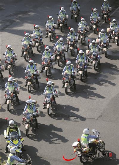 铁骑队队员骑着警用摩托车奔赴城区开展巡逻执法（记者 陈帆 摄）