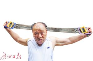 刘淦容老人给记者演示轻轻松松拉开拉力器。 广州日报全媒体记者卢政摄