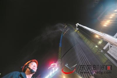 东莞第一高楼台商大厦46楼突发“大火”,200余名消防官兵赶赴现场“紧急处置”(记者 陈帆 摄)