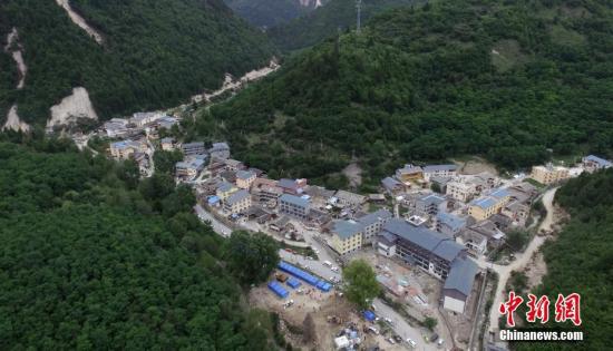 8月10日,空中俯瞰四川九寨沟“8.8”地震震源中心附近村寨,安置点搭起的一顶顶蓝帐篷格外显眼。<a target='_blank' href='http://www.chinanews.com/'>中新社</a>记者 刘忠俊 摄 8月10日,空中俯瞰四川九寨沟“8.8”地震震源中心附近村寨,安置点搭起的一顶顶蓝帐篷格外显眼。中新社记者 刘忠俊 摄
