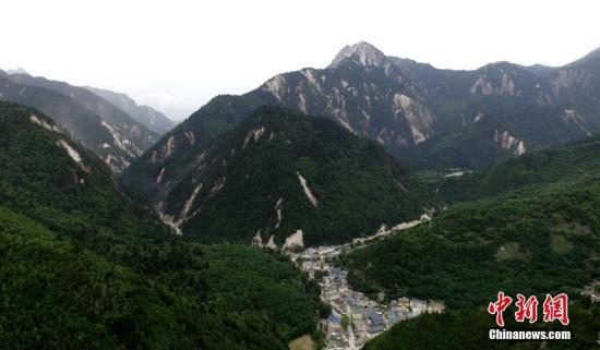 8月10日,空中俯瞰震后的山体,四川九寨沟“8.8”地震震源中心附近山体“千疮百孔”,受损情况严重。<a target='_blank' href='http://www.chinanews.com/'>中新社</a>记者 刘忠俊 摄 8月10日,空中俯瞰震后的山体,四川九寨沟“8.8”地震震源中心附近山体“千疮百孔”,受损情况严重。中新社记者 刘忠俊 摄