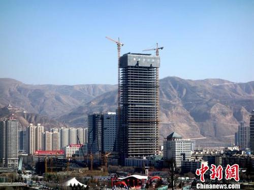 资料图：在建楼盘。孙睿 摄