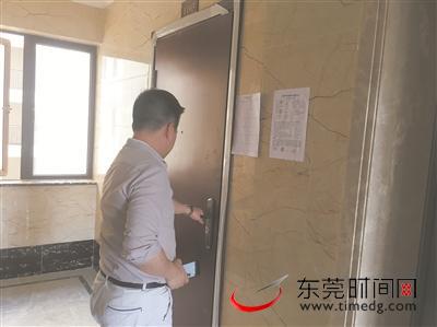 业主许先生说:“大门装反了,很容易被卸下,存在安全隐患”(记者 尹金钟 摄)