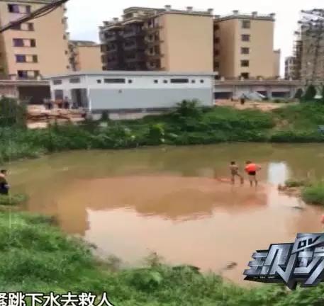 几个孩子看见出事,吓跑了,还有3个小孩坐在岸边哭。这时候,魏先生的一个老乡闻讯匆忙赶来,赶紧跳下水去救人。