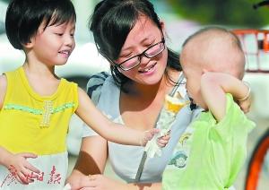 夏天,冰淇淋是小朋友的至爱。 广州日报全媒体记者葛宇飞摄