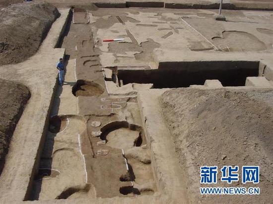 考古工作人员在河南偃师二里头遗址进行考古发现工作