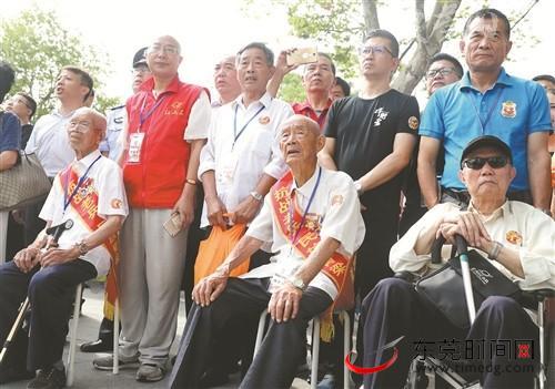 ■13日，几位抗战老兵在上海淞沪抗战纪念公园参加纪念活动 新华社 图