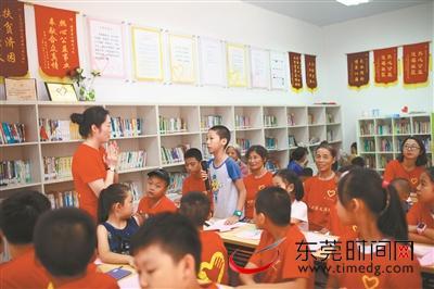 童心园的志愿者在“亲青小屋”开展青少年暑期培训班 记者 赵浛锐 摄
