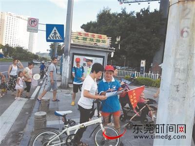 文明志愿者在东城街头宣传交通法律法规知识 东城供图