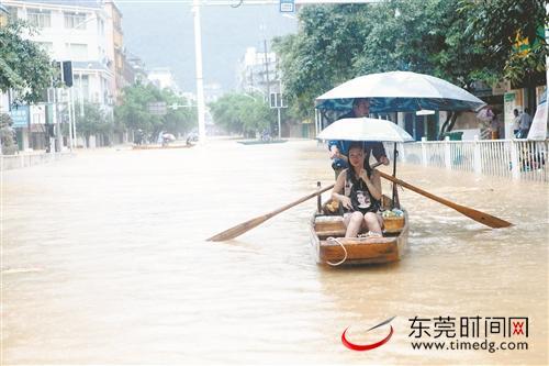 ■14日，在广西柳州市融水苗族自治县县城，人们乘船出行 新华社 图