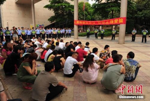 2017年6月,南宁1300警力凌晨突击,拉网式清查250余个传销窝点。