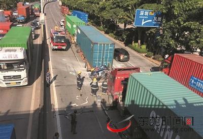 凤岗镇东深路车祸现场