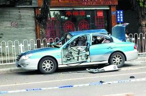 出租车的车门被震落,车窗被震裂。广州日报全媒体记者李波 摄
