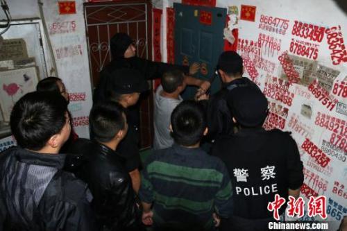 2016年11月19日,福建延平,民警用撬棍撬开传销窝点防盗门。