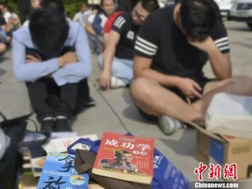 8月11日,西安警方出动千余警力查获传销人员1373名。