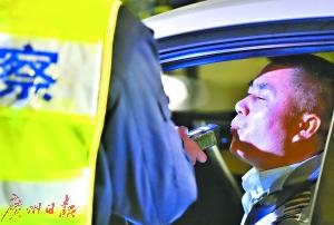 2016年3月31日凌晨，广州交警在珠江新城潭村路口设点查酒驾。（资料图片） 广州日报全媒体记者莫伟浓 摄