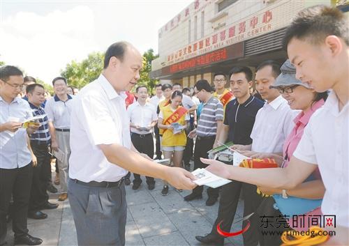 ■昨日，文明旅游志愿者中心落户寮步揭牌仪式举行。图为杨晓棠向游客派发“文明旅游”宣传册 记者 郑志波 摄