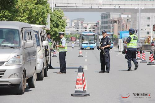 8月16日东莞交警在企石开展重点地区重点交通违法专项整治