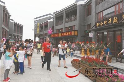 近年来,水乡生态环境改善为第三产业发展提供了良好的投资和发展环境。图为游客在麻涌华阳湖湿地公园游玩 记者 陈栋 摄