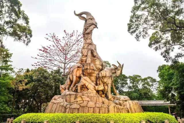始建于1960年4月的五羊石像,源于美丽的“五羊传说”,被视为羊城的标志。