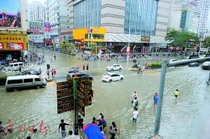 虎门大道黄河时装城路段水浸严重。广州日报全媒体记者卢政摄